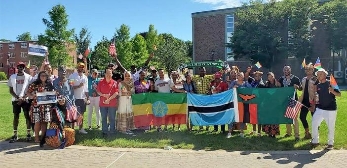 曼德拉的同伴们举着国旗摆姿势拍照.